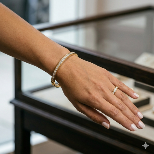 Armreif und passender Ring. Werten Sie Ihren Look mit diesem exquisiten goldenen Set auf, das Einfachheit und Eleganz vereint.
