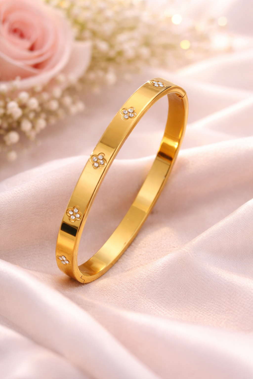 Elegantes Armband in goldener Optik mit schlichtem, modernem Design.