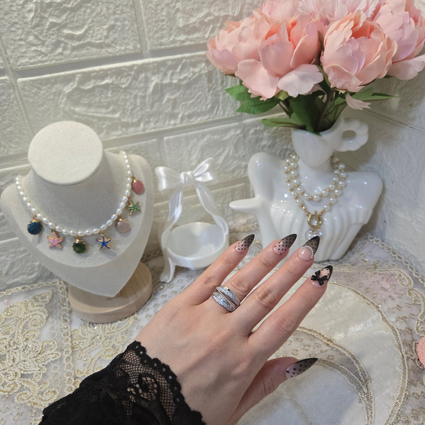 Ring mit funkelnden Zirkonia-Steinen im eleganten Design.