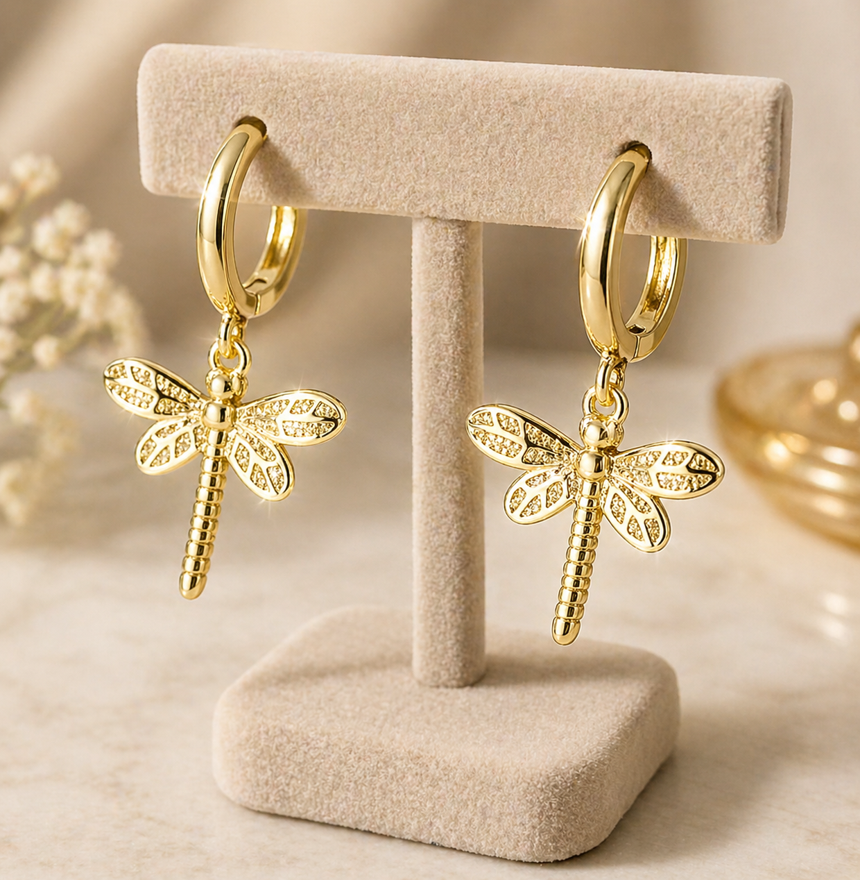 ✨ Goldene Schönheit. ✨
Zarte goldene Libellen-Ohrringe, perfekt, um jedem Outfit einen Hauch von Eleganz zu verleihen. ✨