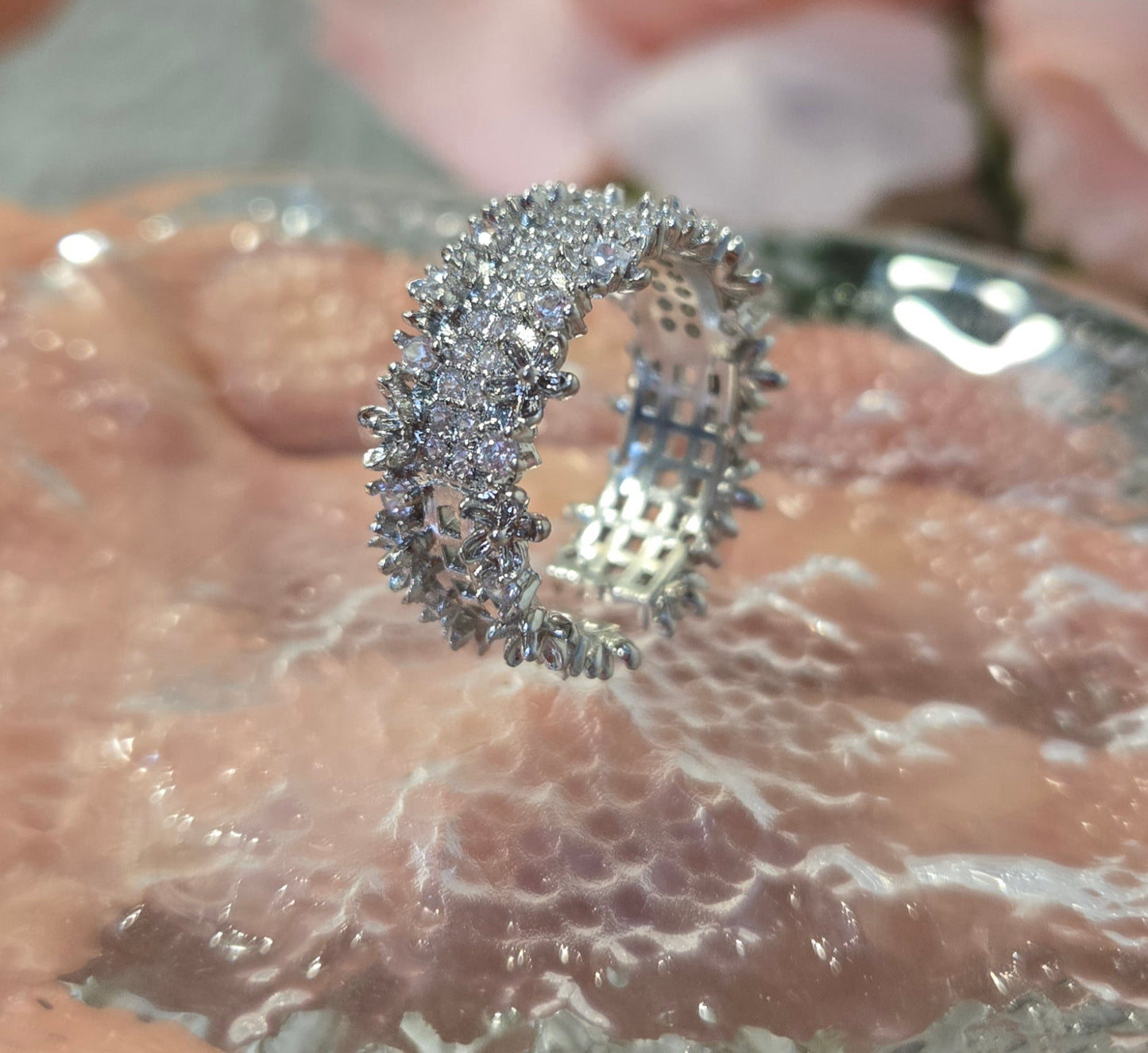 Ring mit funkelnden Zirkonia-Steinen im eleganten Design.