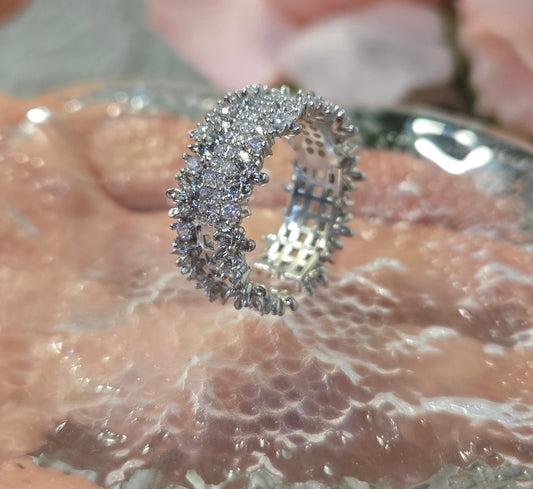 Ring mit funkelnden Zirkonia-Steinen im eleganten Design.