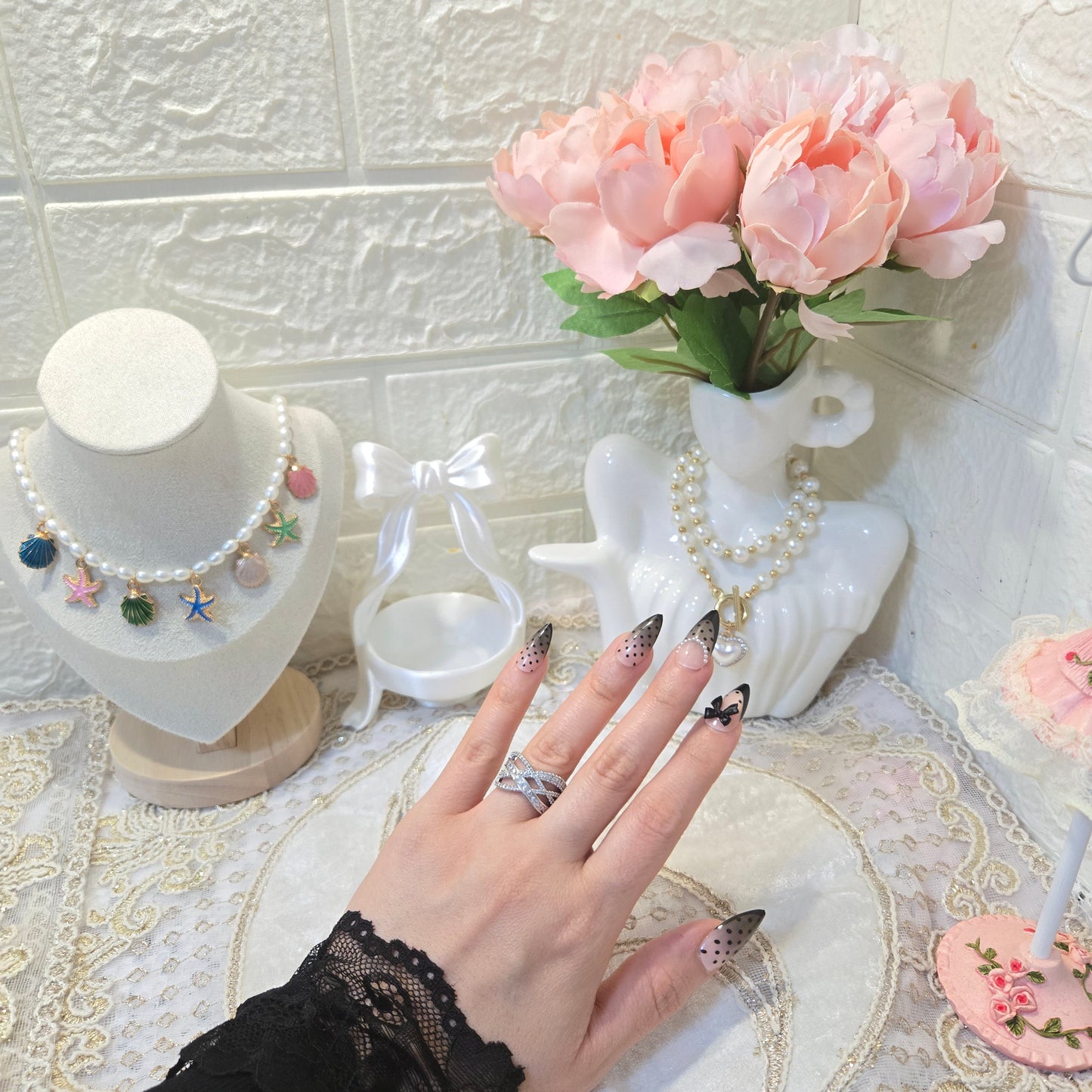 Ring mit funkelnden Zirkonia-Steinen im eleganten Design.