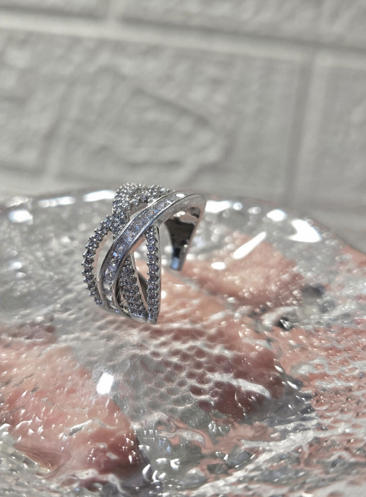 Ring mit funkelnden Zirkonia-Steinen im eleganten Design.