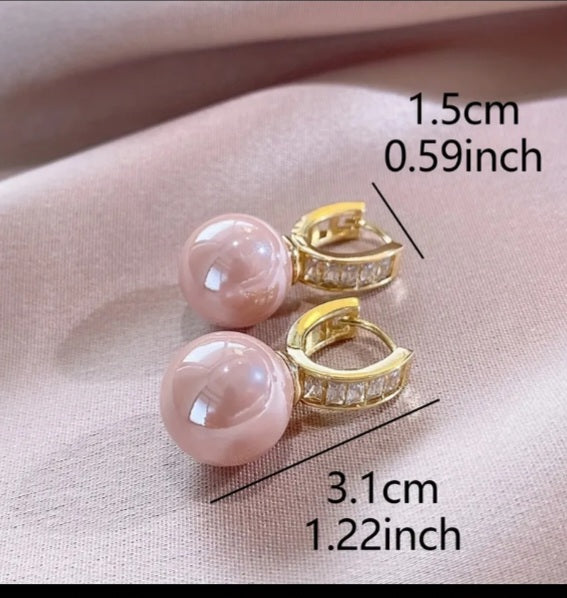 ✨ Elegante Ohrringe mit roséfarbenen Perlen und goldenen Details – zeitlos & stilvoll. 💖