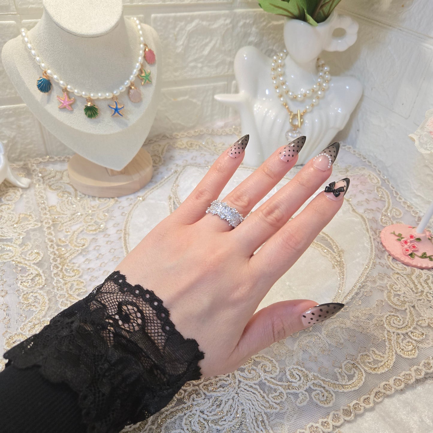 Ring mit funkelnden Zirkonia-Steinen im eleganten Design.