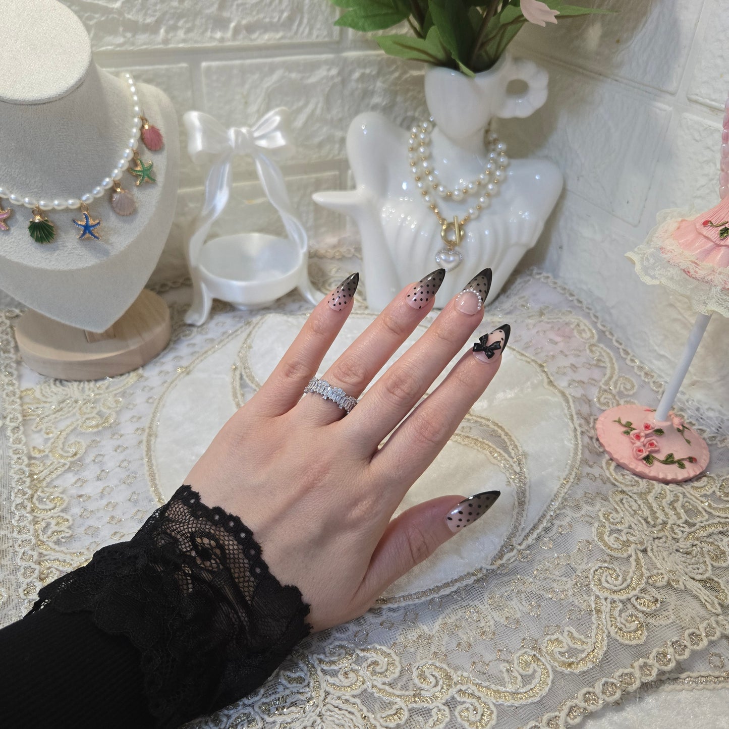 Ring mit funkelnden Zirkonia-Steinen im eleganten Design.