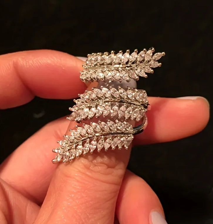 Eleganter Blatt-Ring mit Zirkonia-Kristallen ✨