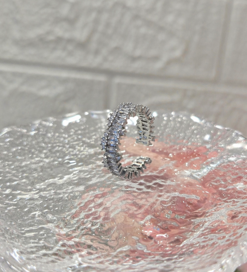 Ring mit funkelnden Zirkonia-Steinen im eleganten Design.